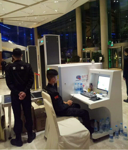 安检人员是如何判定旅客的包裹内有违禁品呢